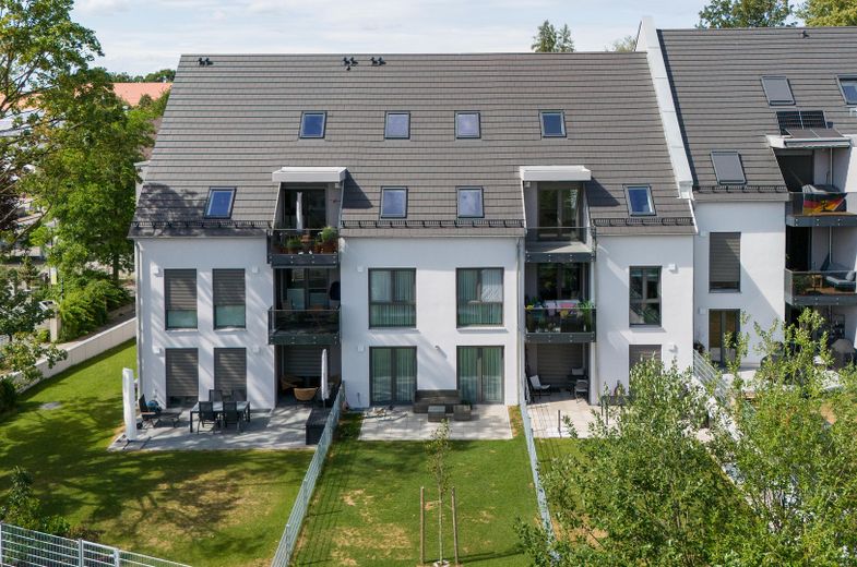 PROVISIONSFREI – Traumhafte Galerie-Wohnung im Erstbezug am Dorfplatz von Augsburg-Inningen – Ansicht Südseite