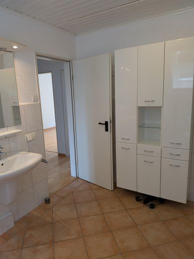 Geniş bir sıra evin son ünitesi, güney terası ve 3 yatak odasıyla sakin konumda – Badezimmer