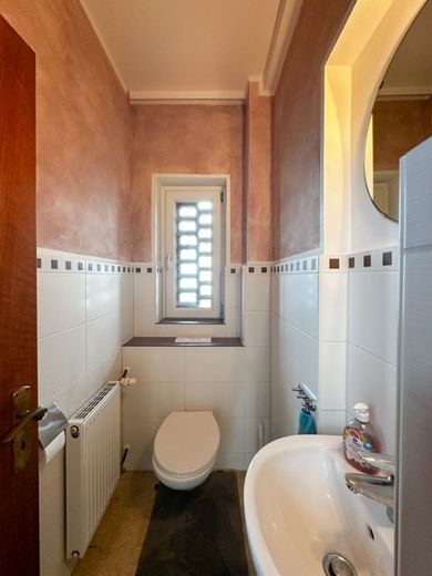 Panorama-Immobilie mit Weitblick: Einfamilienhaus in ruhigem Umfeld! Garten, Garage, Pool! – Gäste-WC