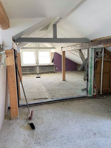 Lichtdurchflutete Dachwohnung: Doppelgarage, PV & Bahnhalt-Perspektive – provisionsfrei – Blick Ess zum Wohnbereich