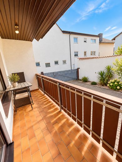 Detached single-family house with garden, balcony and parking space  commission-free – Überdachter Balkon