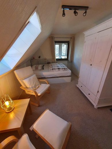 Von Grund auf sanierte Doppelhaushälfte mit herrlichem Atelier und schön angelegtem Garten – Gästezimmer 1 DG