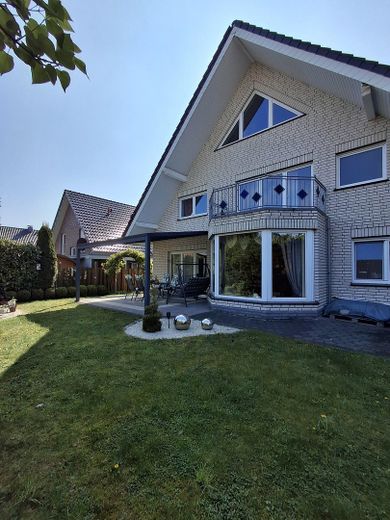 Garten mit Hausansicht