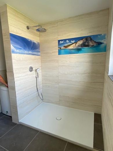 Badezimmer mit Regenfalldusche