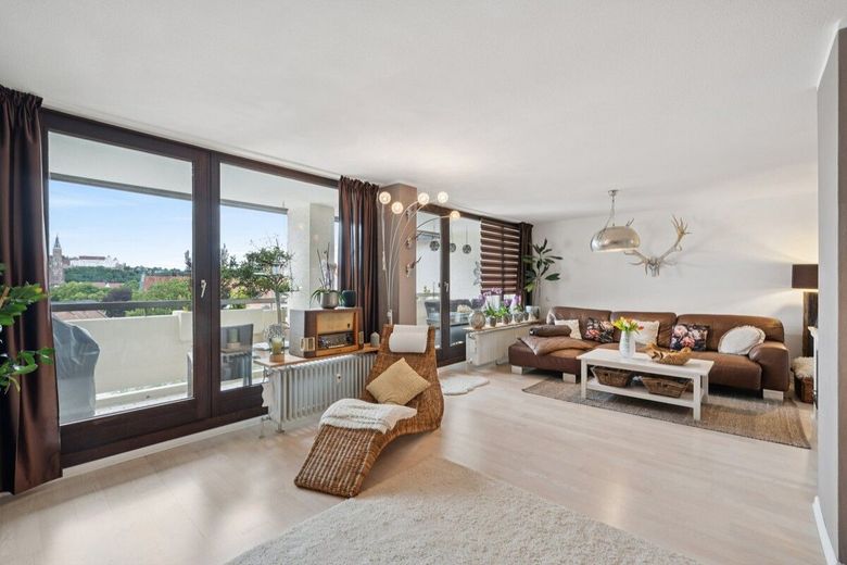Großzügige 3-Zimmer-Maisonette in Landshut mit Loggia, Aufzug und Tiefgaragenstellplatz inklusive – Wohnzimmer
