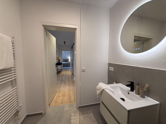 Einziehen statt renovieren: Frisch modernisierte 2-Zimmer-Wohnung mit Panoramablick – Bad