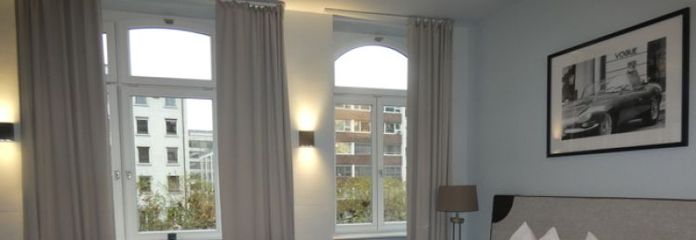 VLAKBIJ DE ALTE OPER: Studio van topklasse
met skyline-uitzicht, designmeubelen