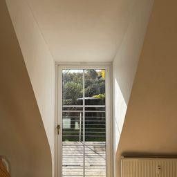 Dachgeschosswohnung mit Balkon und neu saniertem Badezimmer – Tür zum Balkon