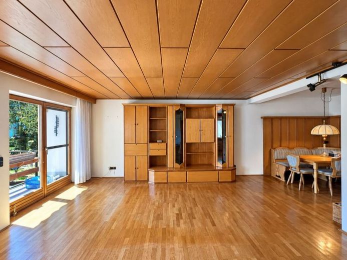 Available immediately: Charming mid-terrace house with PV system, fireplace & dreamlike view of greenery – Photo 1