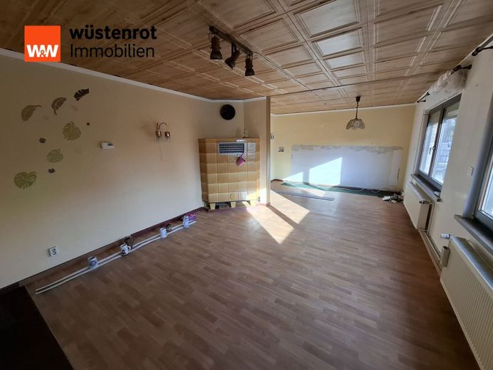 Doppelhaushälfte mit traumhaftem Grundstück und Ausbaupotenzial für ein zusätzliches Hinterhaus in Schwielowsee zu verkaufen... – Wohnzimmer Erdgeschoss