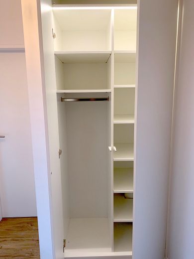 Beleuchteter Flurschrank