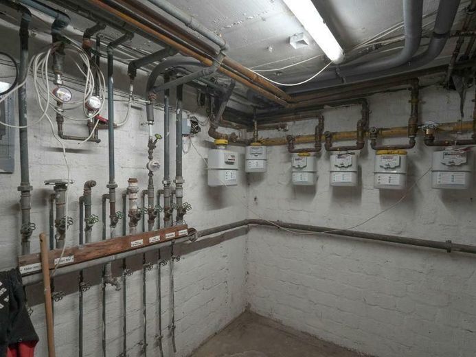 Renditestarkes Investment in 1A-Lage: 14 Wohnungen, 4 Gewerbeeinheiten, Stellplätze &amp; Garagen – 15 Keller 1 Gaszähler