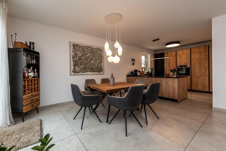 Modernes Wohnen mit Architektur, Komfort und Nachhaltigkeit – Gut ausgestattete Einbauküche