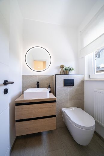 Ein Zuhause mit Charakter – stilvoll saniertes Architektenhaus am Feldrand – Gäste-WC