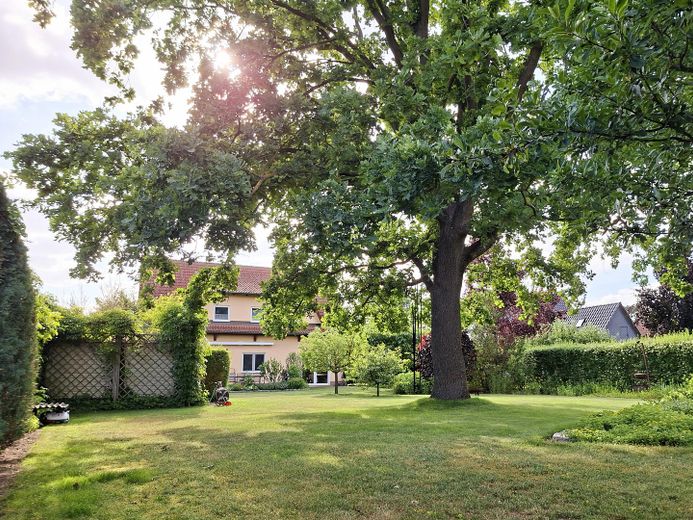 Merkezi ve sakin konumda geniş müstakil ev – Blick aus dem Garten zum Haus