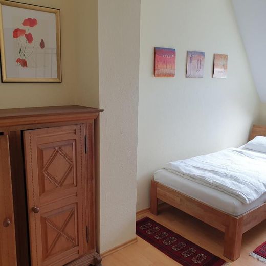 Voll möblierte 76 m² DG-Wohnung in Steinfeld – ab sofort frei – Schlafen