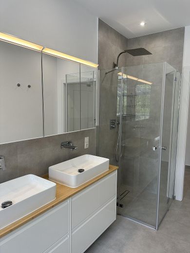 Appartamento al piano terra di 5 locali, cucina componibile, parquet, terrazza e giardino – Badezimmer