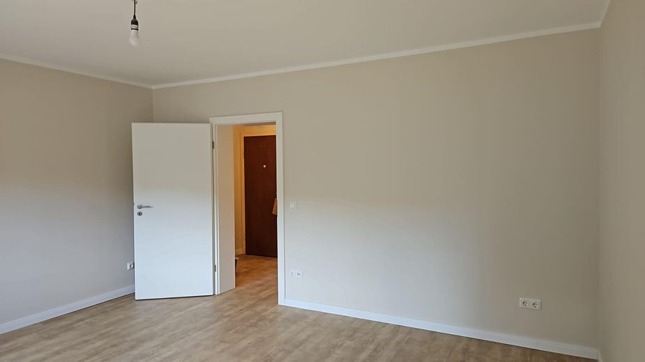 Erstvermietung nach Sanierung | Helle 2-Zimmer Wohnung mit Balkon und Einbauküche – Wohnzimmer