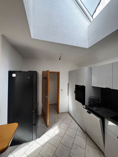 Ruime, lichte 4-kamerwoning met balkon, open haard en parkeerplaatsen (laag-energiebouw) – Blick Küche - Abstellraum