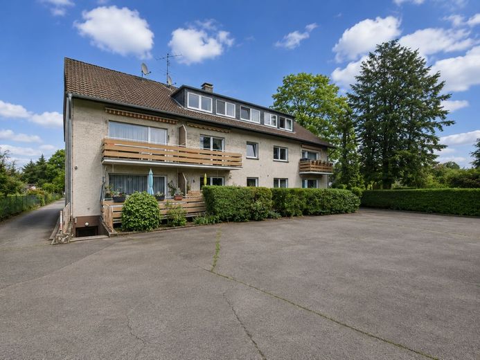 CITYHOUSE: Solide vermietetes Mehrfamilienhaus mit XXL Grundstück Balkonen, Garagen, Stellplätzen, – Rückansicht