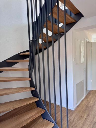 Kapsamlı tadilat sonrası ilk kullanım | KfW55 EE | 62 m² | Üst kat/çatı katı | İstasyona 2 dk. | Taşınmaya hazır 10/2026 – Treppe