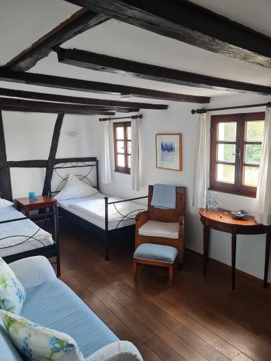 Historisches Fachwerk-Ensemble (Haupthaus + Nebengebäude + 2 Garagen) – Schlafzimmer Hotelzimmer