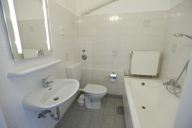 Schöne 2,5 Zimmer Wohnung (Nähe Hochschule Hannover) + Garage optional – hell gefliest mit Badewanne