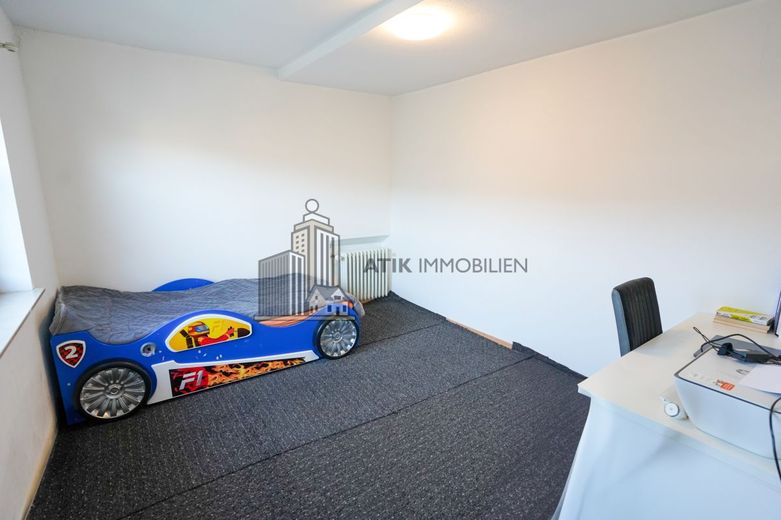 ATIK: Freistehendes Zweifamilienhaus mit Anbau auf großem Grundstück – Schlafzimmer 1. OG