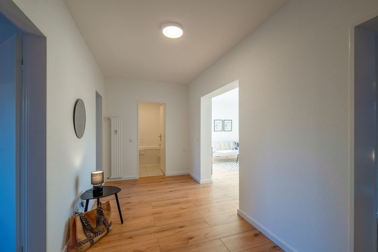 Leere, provisionsfreie und helle 3-Zi.-Whg. mit Balkon und Stellplatz – Eingangsbereich / Diele
