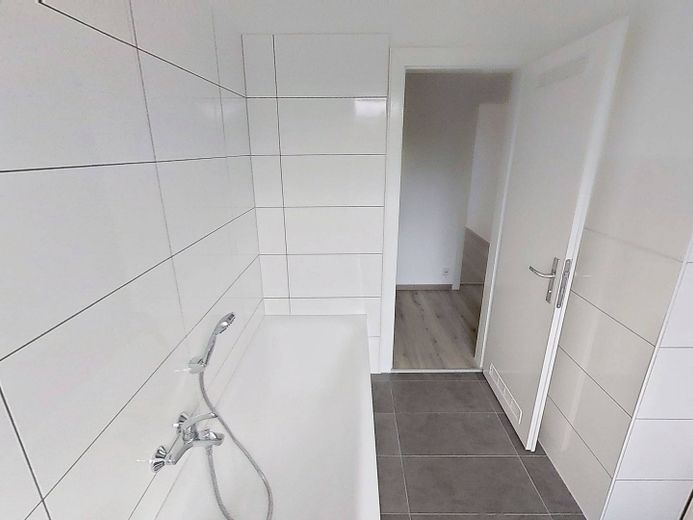 Acogedor piso de 3 habitaciones a poca distancia a pie del centro de la ciudad – Ansicht II: Bad