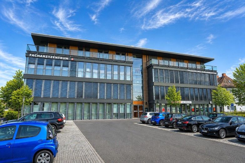 Praxis- oder Bürofläche mit Penthouse-Feeling im modernen Ärztehaus – Das Gebäude