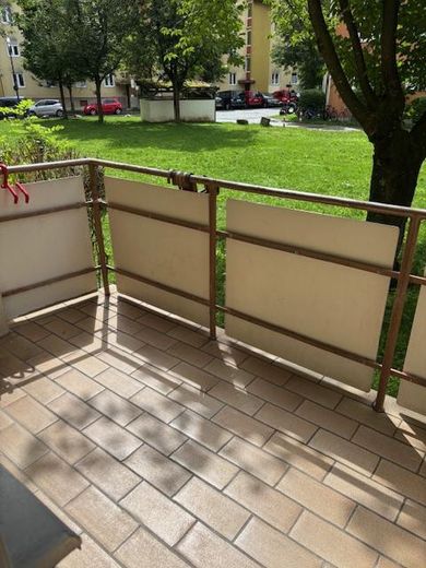 For rent to a shared apartment: 2-room apartment directly at the Flaucher! renovated, 3-room eat-in kitchen! – Foto 4