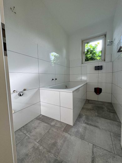 Badezimmer mit Duschwanne