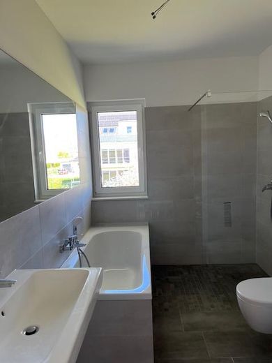 TOP - Piso de 3 habitaciones con gran terraza - 1.er piso - Obra nueva 2023 – Bsp. Badezimmer