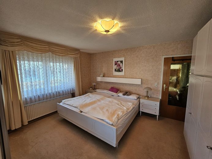 Piękny dom w stylu bungalowu z ogrodem i dużym garażem – Schlafzimmer