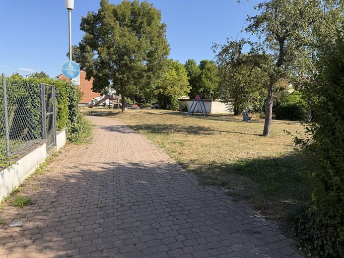 Erstbezug im Neubau – Stilvolle 2-Zimmer-Wohnung mit eigenem Garten und moderner Ausstattung – Spielplatz vor dem Haus