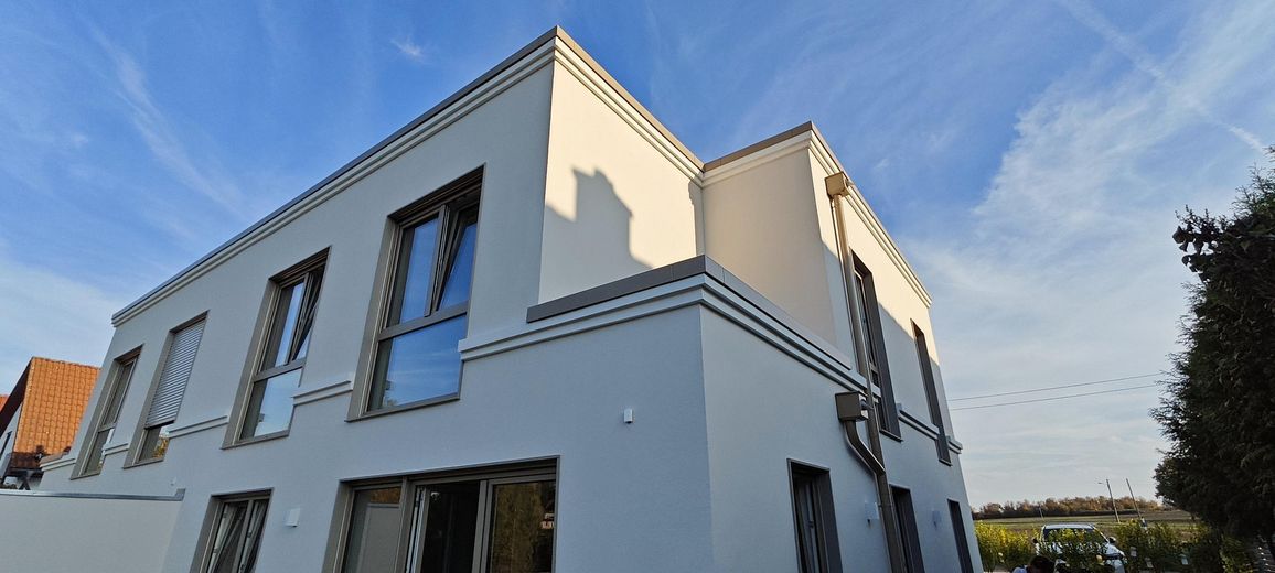 2026’da ilk kez oturuma hazır: Magdeburg’un güneyinde ikiz evin yarısı – bahçe, şömine, ısı pompası, 150 m², A+ – Außenansicht Obergeschoss