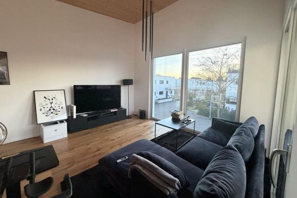 Elegante maisonette di 3,5 locali con balcone esposto a ovest e dotazioni di alto livello