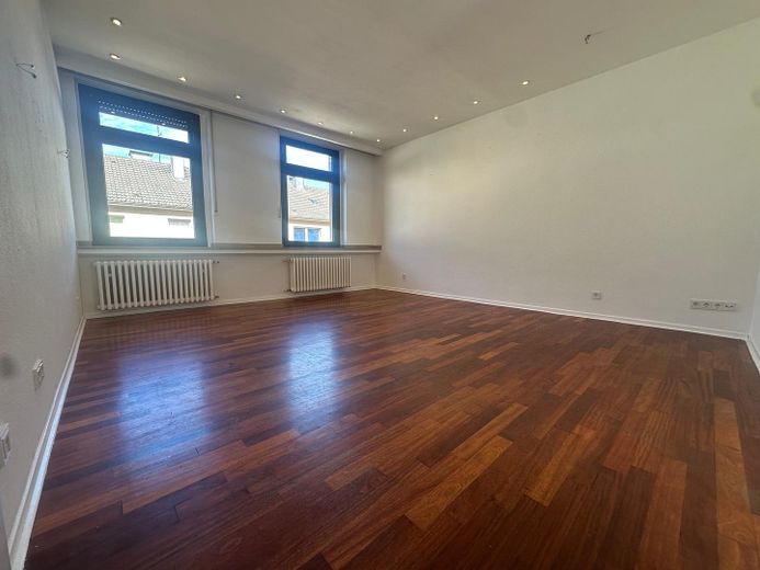 Frisch renovierte, helle 3 - Zimmer Wohnung in ruhigem Haus direkt an den Barmer Anlagen – Wohnzimmer 