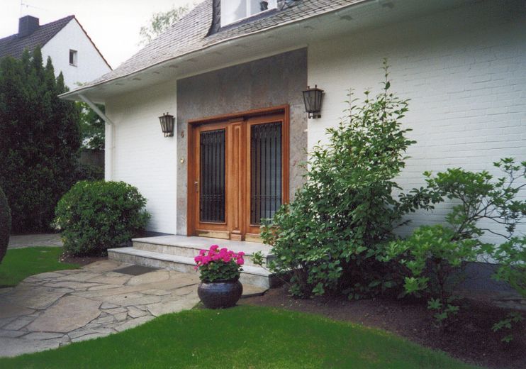 Representative villa on park-like grounds in Düsseldorf-Urdenbach – Haupeinagng