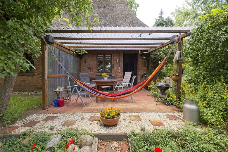Landhaus unter Reetdach – Küchenterasse