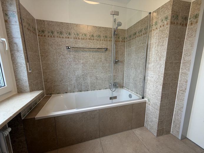 Mooie, ruime 3-kamerwoning 90m² met zuidwestbalkon en droomuitzicht in Rosenheim-Pang – Badezimmer