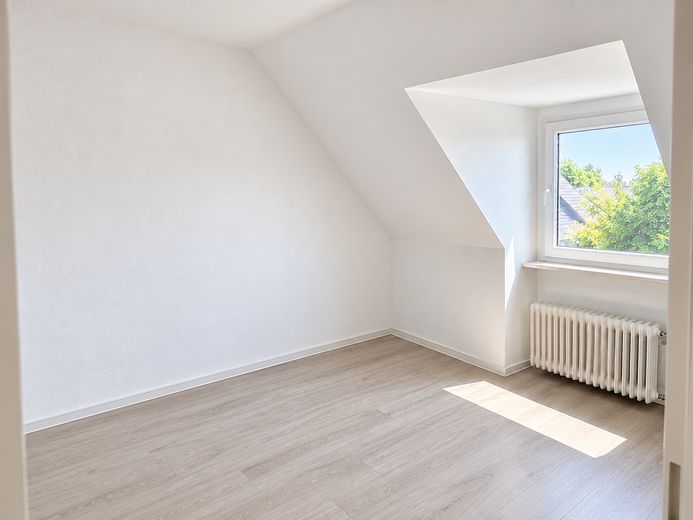Hello 3-Zi-Wohnung im DG mit Einbauküche (EBK) – Kinderzimmer/Büro