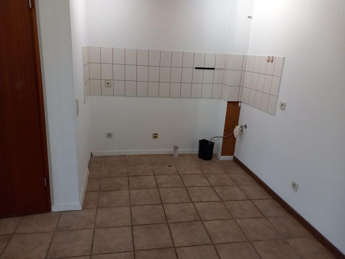 Helles Appartment, ca. 43m², große Fensterfront, 1.OG – Küche