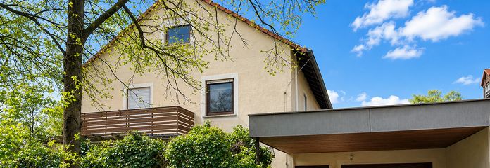 Hausansicht mit Garage