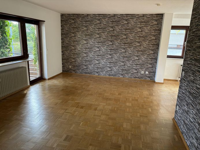 Attraktive Maisonette mit Südbalkon, zwei komplett renovierten Bädern und neuer Küche in Brühl – Wohnzimmer