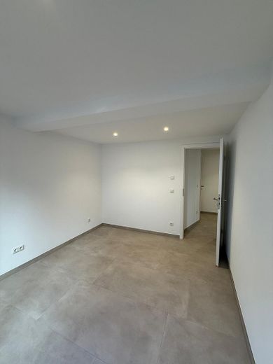 First occupancy after complete renovation | 2-room ground-floor apartment with fitted kitchen – Schlafzimmer