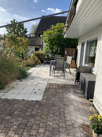 Mieszkanie z dużą ilością przestrzeni w domu i ogrodzie – vordere Terrasse