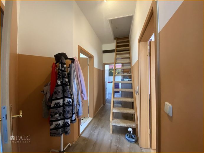 Neue Heizung + 9 kWp PV-Anlage im Zweigenerationenhaus!! – Flur Obergeschoss