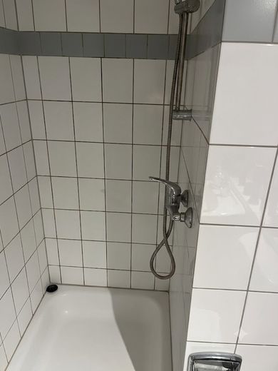 Geräumige Dusche